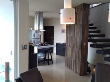 Casa en venta en Altozano, Morelia, con jardín y alberca