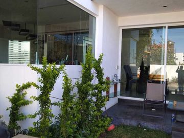 Casa en venta en Altozano, Morelia, con jardín y alberca