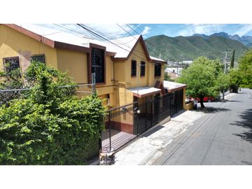 Amplia y bonita casa en Villa las fuentes, esquina frente al parque