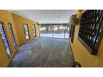 Amplia y bonita casa en Villa las fuentes, esquina frente al parque
