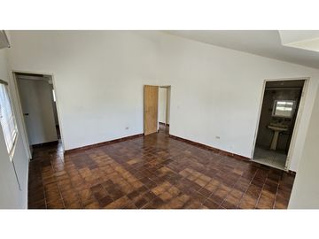 Amplia y bonita casa en Villa las fuentes, esquina frente al parque