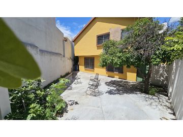 Amplia y bonita casa en Villa las fuentes, esquina frente al parque
