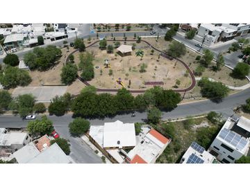 Amplia y bonita casa en Villa las fuentes, esquina frente al parque