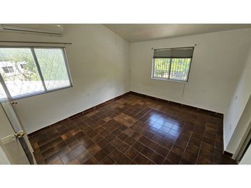 Amplia y bonita casa en Villa las fuentes, esquina frente al parque
