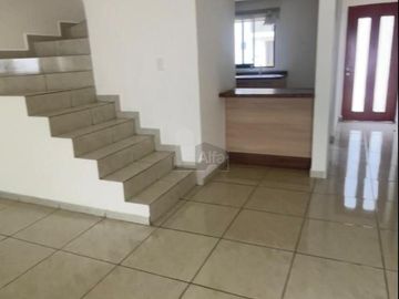 Casa en Venta en Valle de Juriquilla, frente a Santa Fe, condominio con Alberca