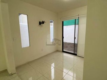 Casa en Venta en Valle de Juriquilla, frente a Santa Fe, condominio con Alberca