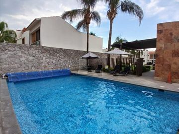 Casa en Venta en Valle de Juriquilla, frente a Santa Fe, condominio con Alberca