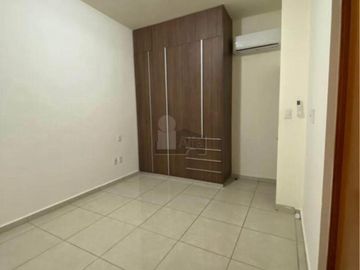 Casa en Venta en Valle de Juriquilla, frente a Santa Fe, condominio con Alberca
