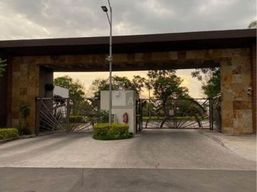 Casa en Venta en Valle de Juriquilla, frente a Santa Fe, condominio con Alberca