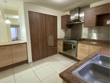 Casa en Venta en Valle de Juriquilla, frente a Santa Fe, condominio con Alberca