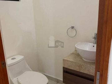Casa en Venta en Valle de Juriquilla, frente a Santa Fe, condominio con Alberca