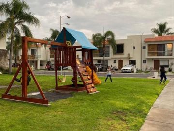 Casa en Venta en Valle de Juriquilla, frente a Santa Fe, condominio con Alberca