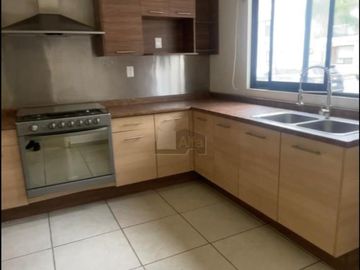 Casa en Venta en Valle de Juriquilla, frente a Santa Fe, condominio con Alberca