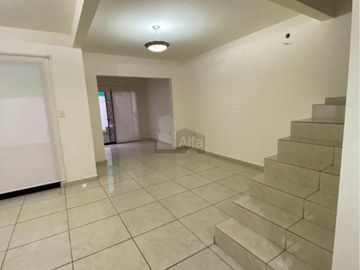 Casa en Venta en Valle de Juriquilla, frente a Santa Fe, condominio con Alberca
