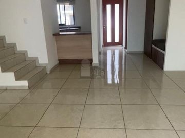 Casa en Venta en Valle de Juriquilla, frente a Santa Fe, condominio con Alberca