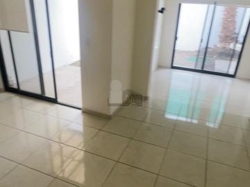 Casa en Venta en Valle de Juriquilla, frente a Santa Fe, condominio con Alberca
