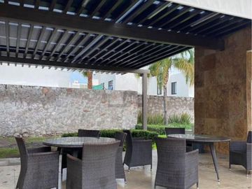 Casa en Venta en Valle de Juriquilla, frente a Santa Fe, condominio con Alberca