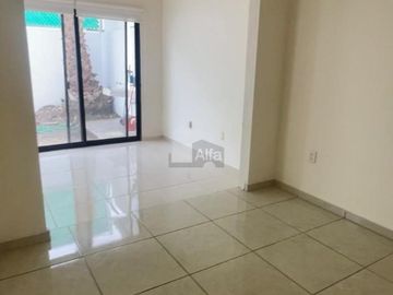 Casa en Venta en Valle de Juriquilla, frente a Santa Fe, condominio con Alberca