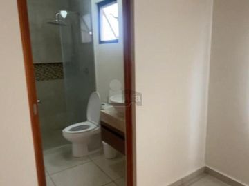 Casa en Venta en Valle de Juriquilla, frente a Santa Fe, condominio con Alberca
