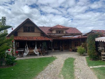 Casa en venta con área verde. Challuabamba
