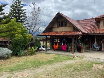 Casa en venta con área verde. Challuabamba