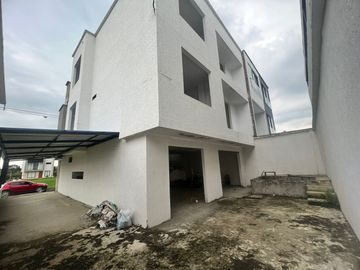 VENDEMOS CASA EN CONDOMINIO EN ALFAGUARA