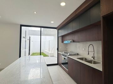 VENTA DE CASA EN LA ANTIGUA CEMENTERA, PUEBLA, 5 RECAMARAS, LUJO Y CONFORT
