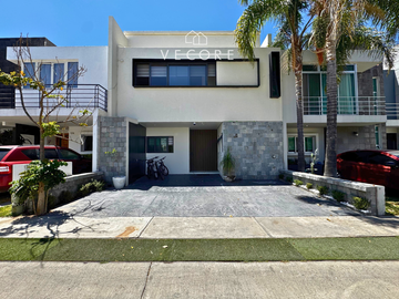 CASA EN VENTA EN VALLE ESMERALDA, ZONA REAL EN ZAPOPAN