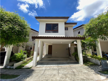Casa en  Alquiler o Venta  – Brisas del Golf, PH Golf Gardens - LH 