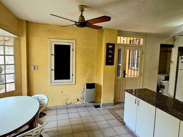 Casa en Venta. 4 amb. Piscina y Cochera. Olivos
