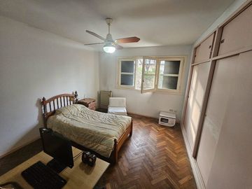 Casa en Venta. 4 amb. Piscina y Cochera. Olivos
