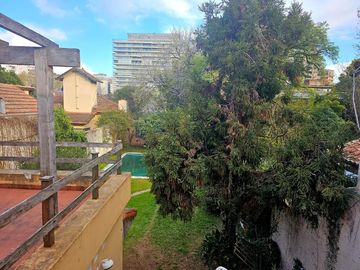 Casa en Venta. 4 amb. Piscina y Cochera. Olivos
