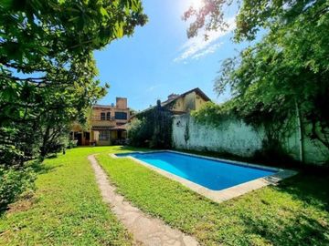 Casa en Venta. 4 amb. Piscina y Cochera. Olivos