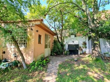 Casa en Venta. 4 amb. Piscina y Cochera. Olivos