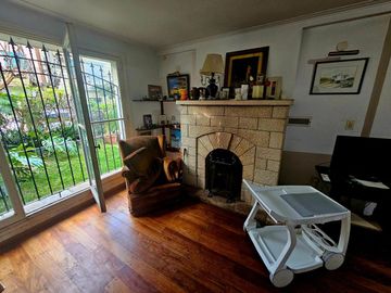 Casa en Venta. 4 amb. Piscina y Cochera. Olivos