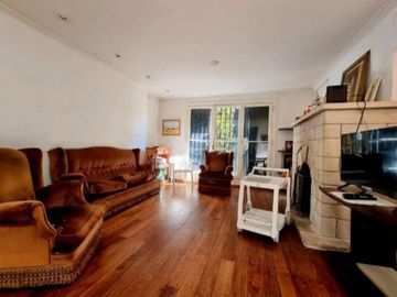 Casa en Venta. 4 amb. Piscina y Cochera. Olivos