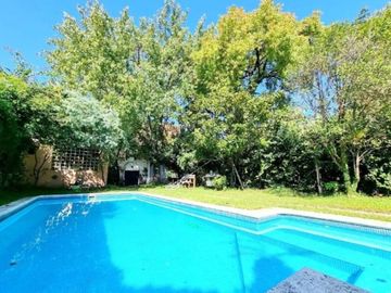 Casa en Venta. 4 amb. Piscina y Cochera. Olivos