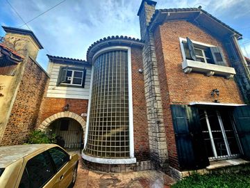 Casa en Venta. 4 amb. Piscina y Cochera. Olivos