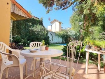 Casa en Venta. 4 amb. Piscina y Cochera. Olivos