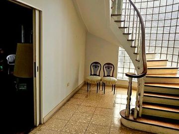 Casa en Venta. 4 amb. Piscina y Cochera. Olivos
