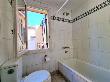 Casa en Venta. 4 amb. Piscina y Cochera. Olivos