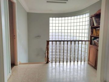 Casa en Venta. 4 amb. Piscina y Cochera. Olivos