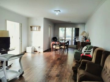 Casa en Venta. 4 amb. Piscina y Cochera. Olivos