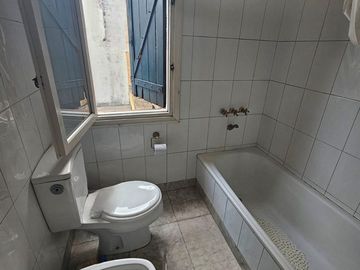 Casa en Venta. 4 amb. Piscina y Cochera. Olivos