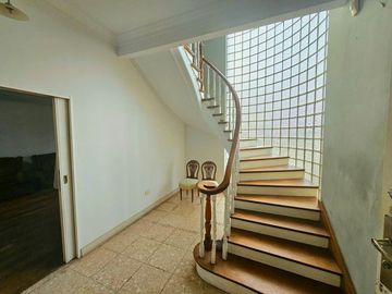 Casa en Venta. 4 amb. Piscina y Cochera. Olivos