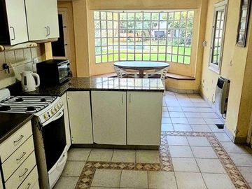 Casa en Venta. 4 amb. Piscina y Cochera. Olivos