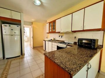Casa en Venta. 4 amb. Piscina y Cochera. Olivos