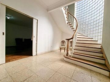 Casa en Venta. 4 amb. Piscina y Cochera. Olivos