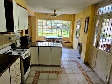 Casa en Venta. 4 amb. Piscina y Cochera. Olivos
