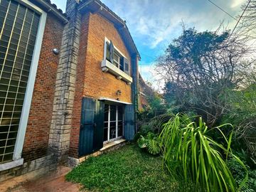 Casa en Venta. 4 amb. Piscina y Cochera. Olivos